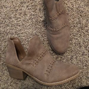 Universal thread booties